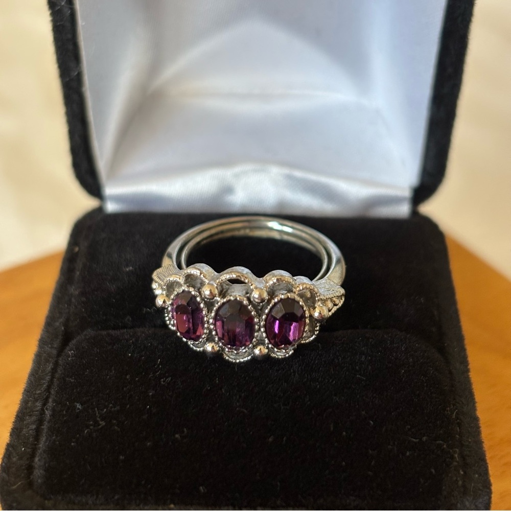 Vintage Avon Purple Amethyst 3 Stone Silver Tone Ring Size 5 - Picture 4 of 7